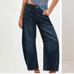 We the Free barrel jeans in dark blue. Size 33.